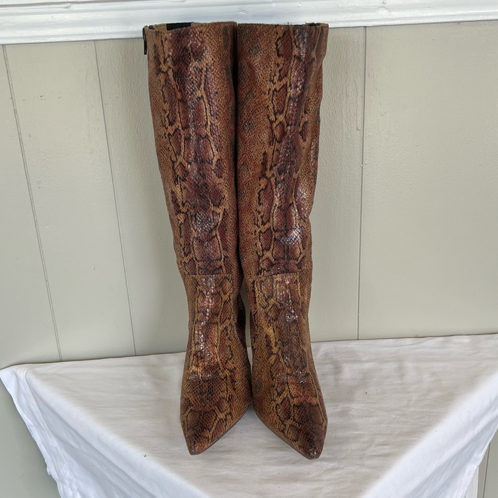Ann Marino snake skin pointed toe kitten boots Sz 6.5